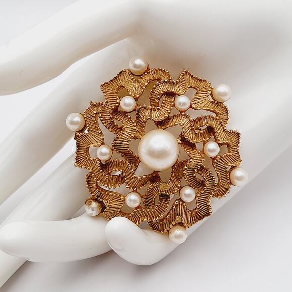 Vintage Faux Pearl Gold Tone Textured 2 1/4 Inch Brooch - Picture 5 of 9